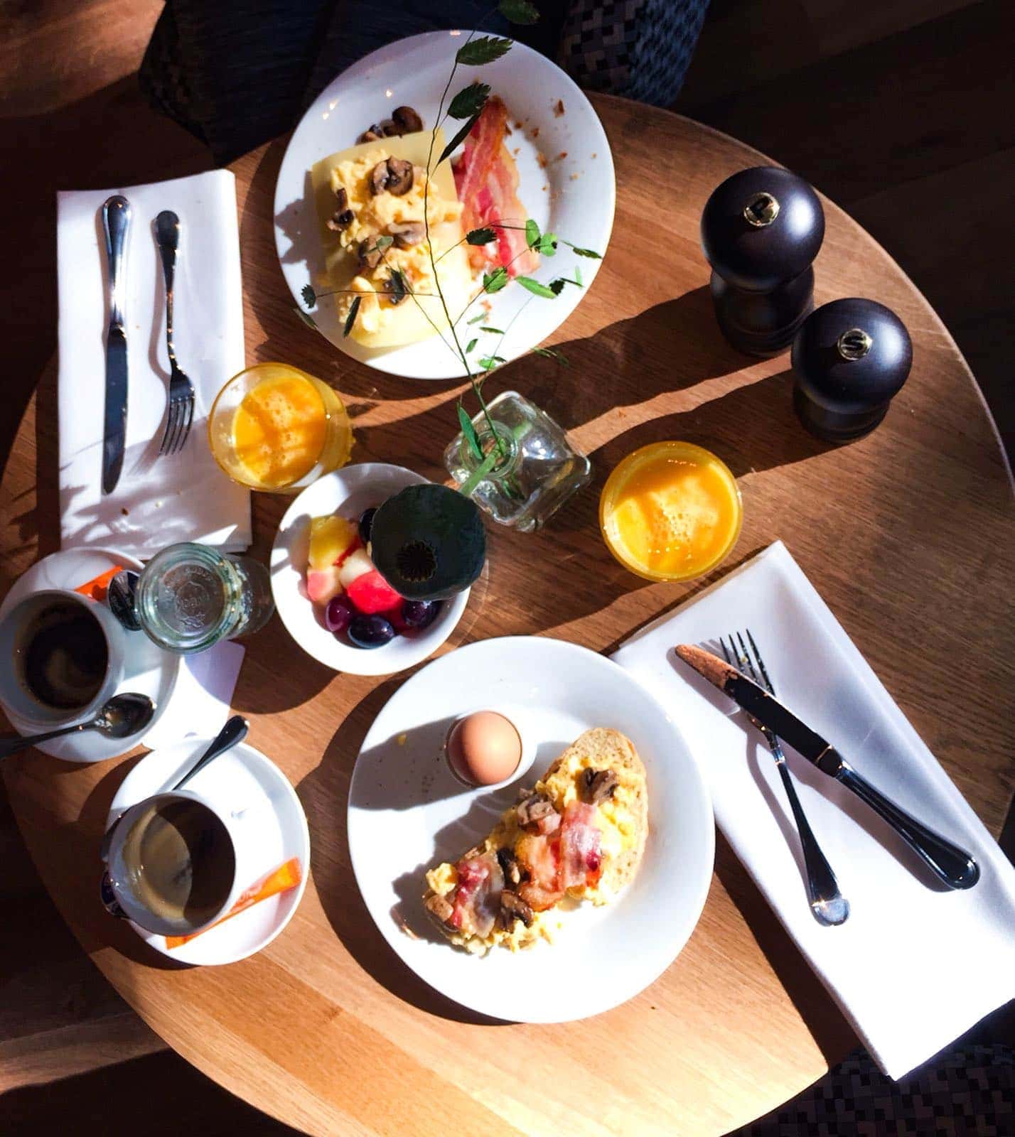Geïnspireerd ontbijten, lunchen en dineren bij Café Louis